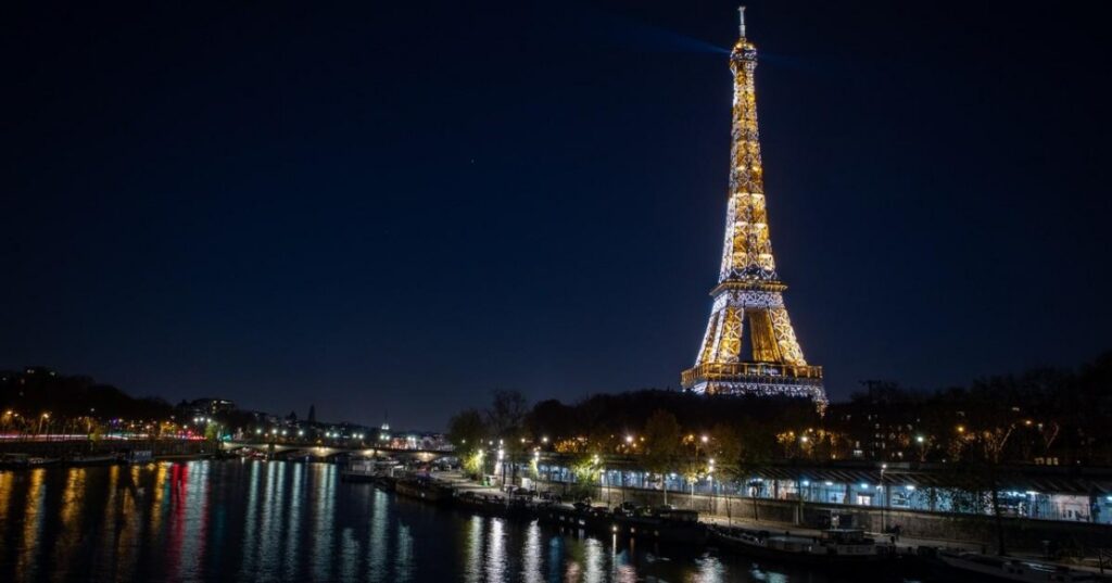 Eiffel Tower at night, photos, light show and glitter.