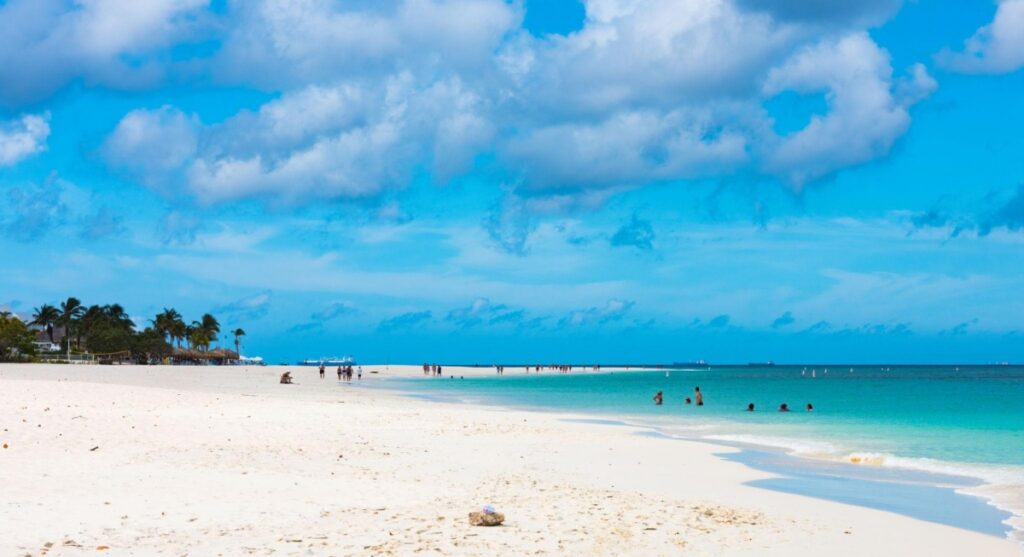 Known for its powdery white sand, crystal-clear turquoise waters, and iconic divi-divi trees, Eagle Beach consistently ranks among the world’s most beautiful beaches.