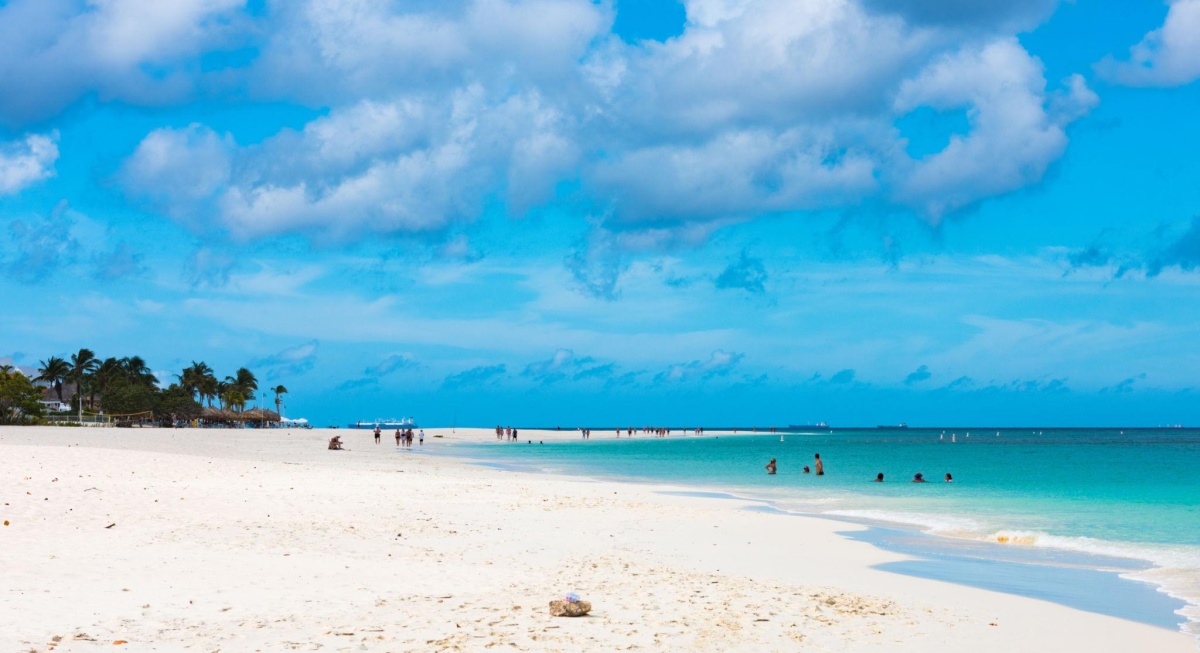 Known for its powdery white sand, crystal-clear turquoise waters, and iconic divi-divi trees, Eagle Beach consistently ranks among the world’s most beautiful beaches.